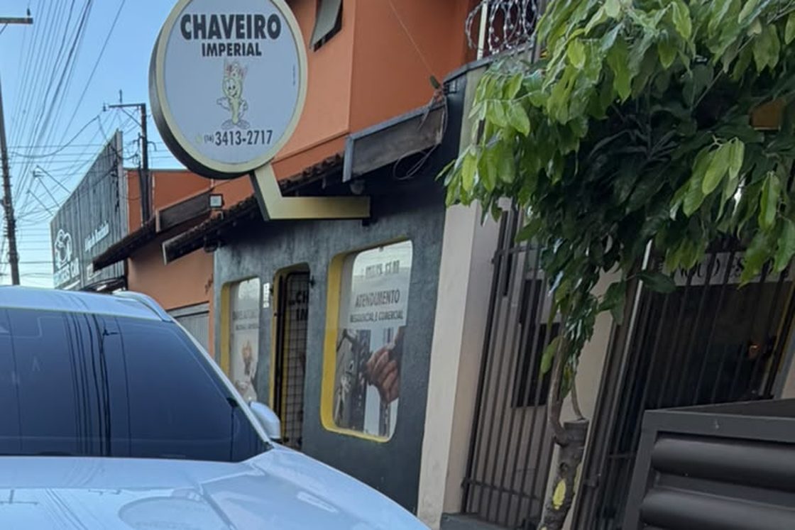 Fachada da loja do Chaveiro Imperial em São Carlos, com a placa e o telefone