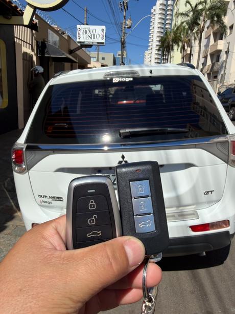 Chave codificada nova feita para um Mitsubishi Outlander, em São Carlos