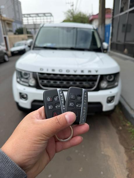 Duas chaves codificadas feitas para uma Land Rover Discovery