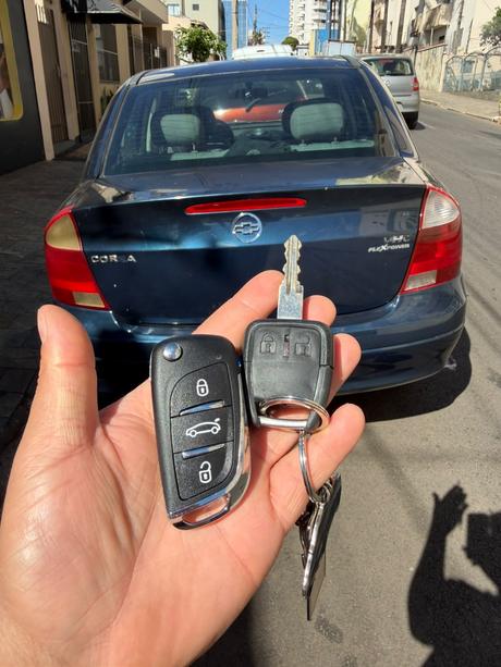 Chave canivete codificada e chave original de um Chevrolet Corsa