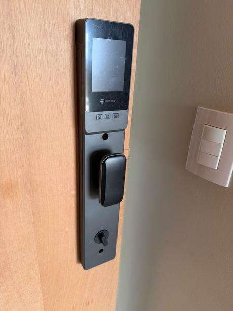 Fechadura digital instalada em porta residencial