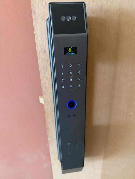 Fechadura digital com teclado e leitor biométrico instalada