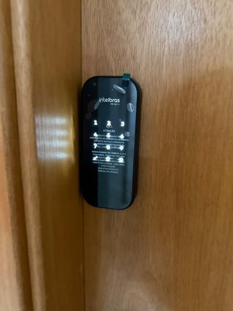 Fechadura digital Intelbras instalada em porta de entrada