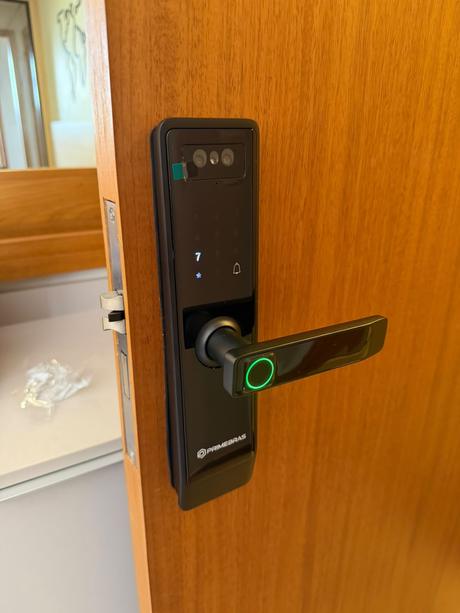 Fechadura digital com maçaneta instalada em porta residencial