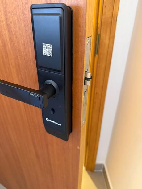 Fechadura digital com leitor biométrico e maçaneta instalada